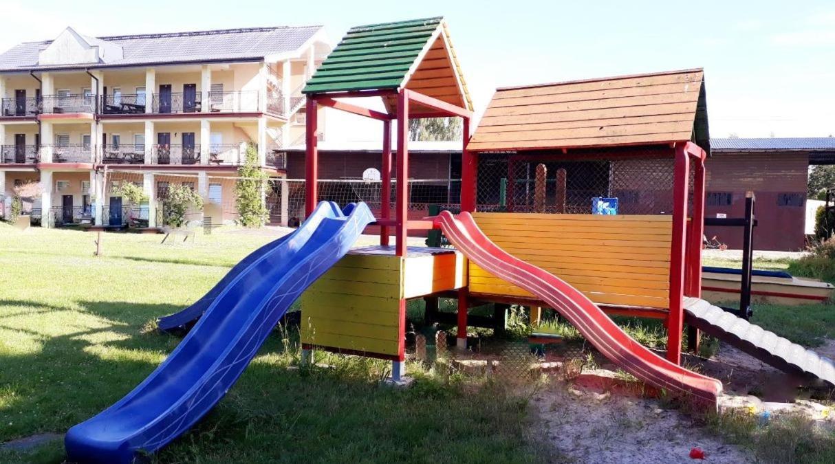 Ow Wilk - Pokoje I Domki Z Aneksami Kuchennymi, Parking, Plac Zabaw Łeba Kültér fotó