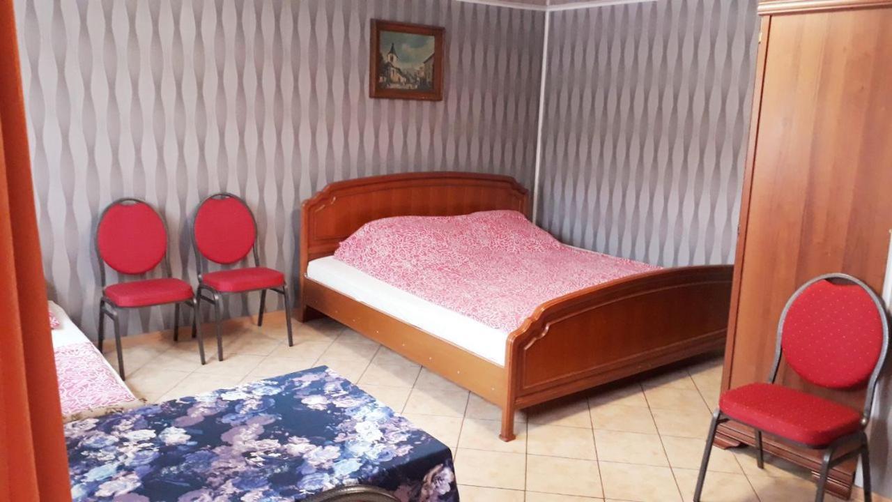 Ow Wilk - Pokoje I Domki Z Aneksami Kuchennymi, Parking, Plac Zabaw Łeba Kültér fotó