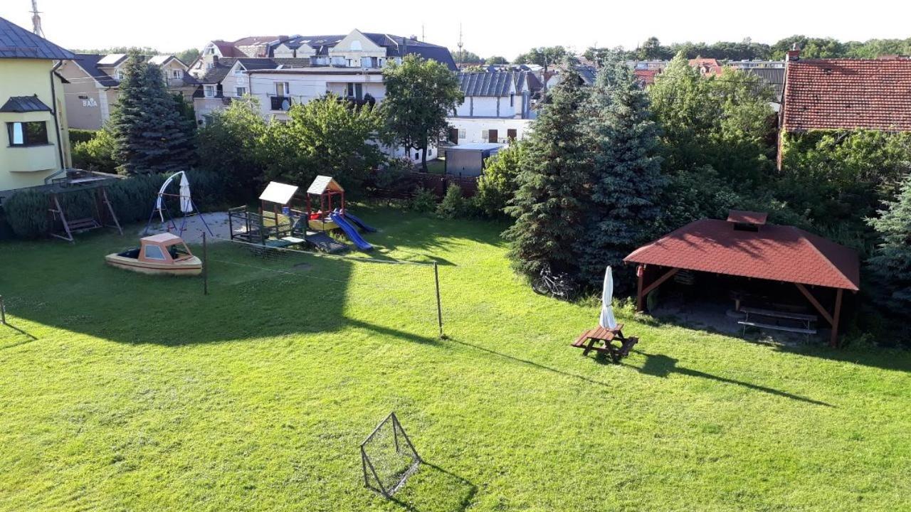 Ow Wilk - Pokoje I Domki Z Aneksami Kuchennymi, Parking, Plac Zabaw Łeba Kültér fotó